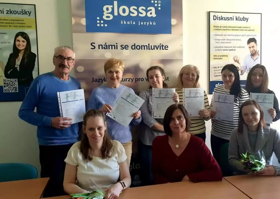 Absolventi kurzu českého jazyka pro cizince s certifikátem